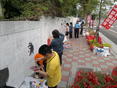 101年度「我愛家園」美術班配合翁子社區圍牆彩繪活動