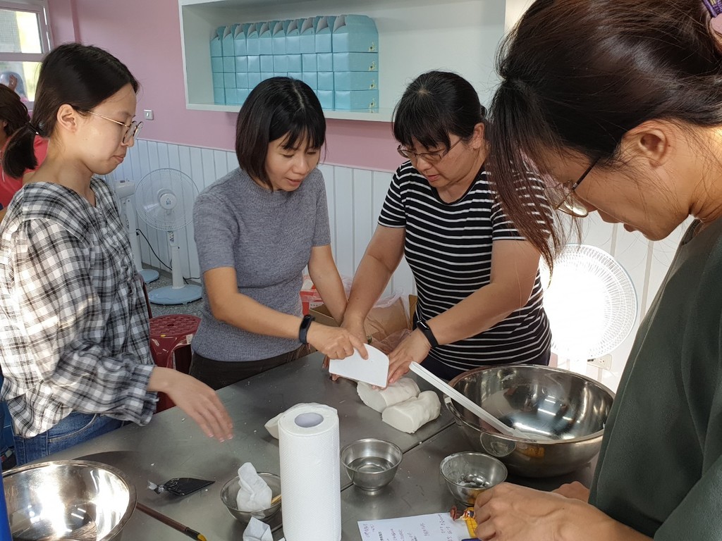 參與食農教育增能工作坊的教師們學習如何製作與烹調造型湯圓（圖片3）