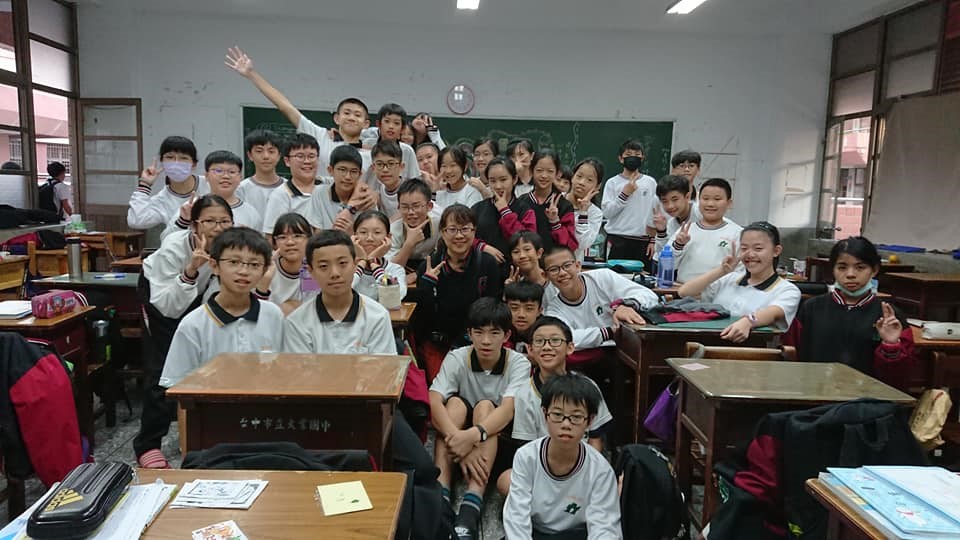 林玉娟老師與學生合照（圖片5）