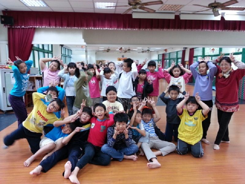 宋珍櫻老師帶學生參加舞蹈課程