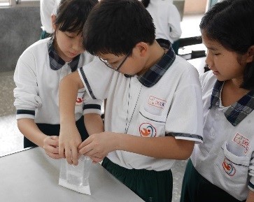 學生進行製造二氧化碳的實驗（圖片2）