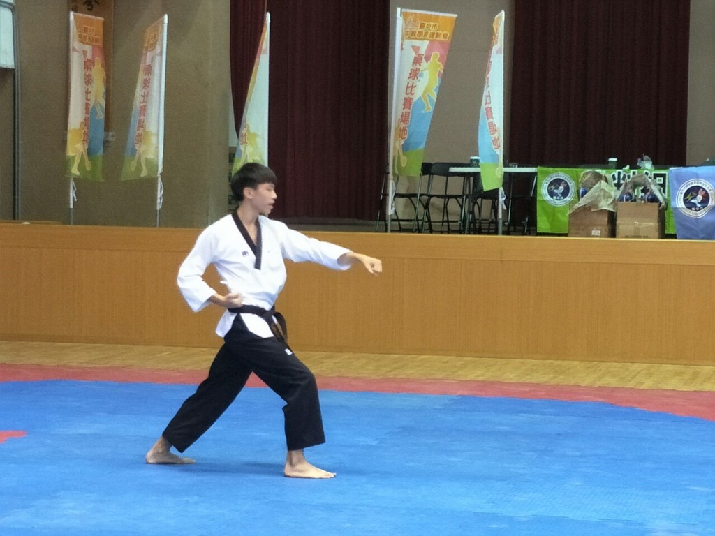 參加跆拳道競賽品勢項目選手於中港高中體育館內表現動作的力道和氣勢（圖片3）