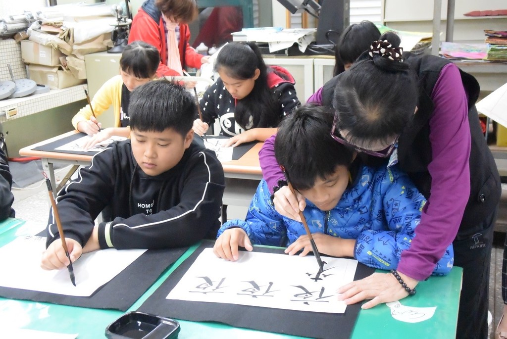 沛儒老師指導小朋友書法課程（圖片2）