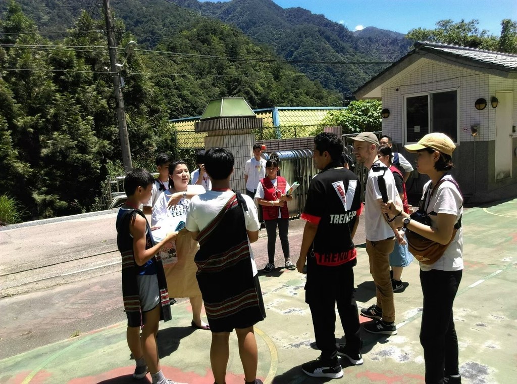 學生用英語與國外旅客導覽谷關風景區（圖片3）