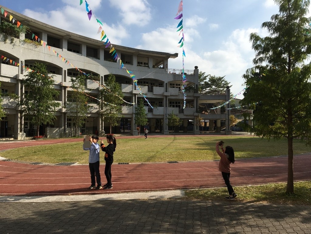 學生利用數位載具尋找題材（圖片1）