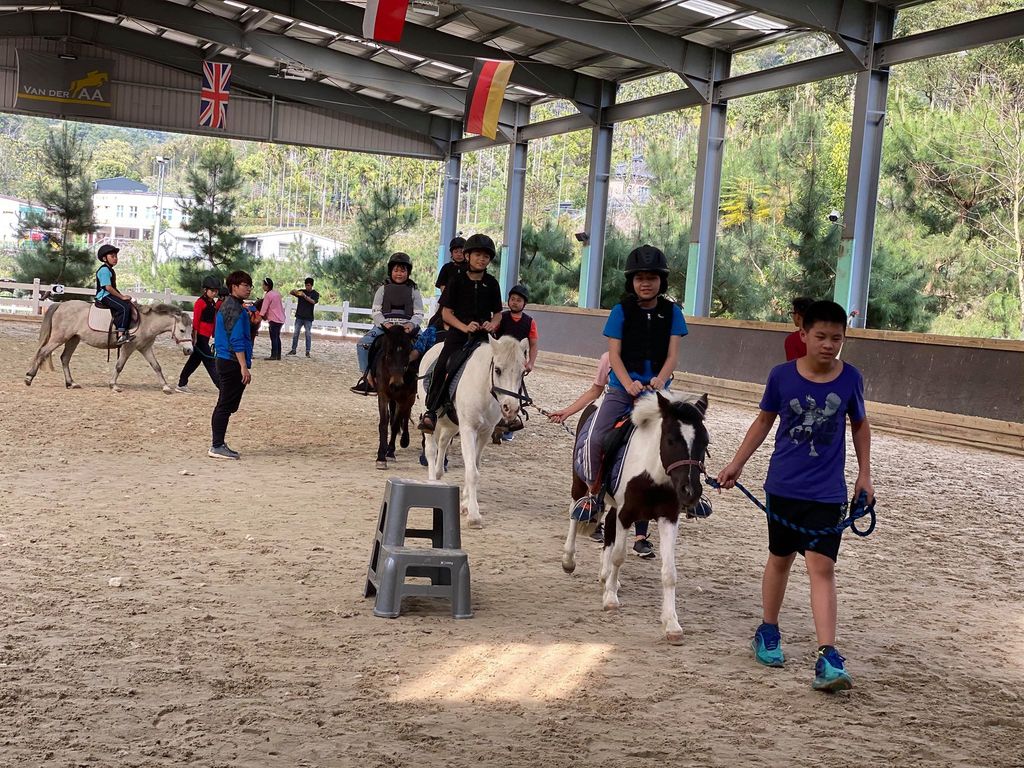 學生練習騎乘馬匹（圖片3）