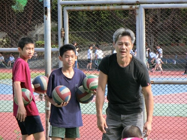 許南海老師指導學生排球（圖片1）