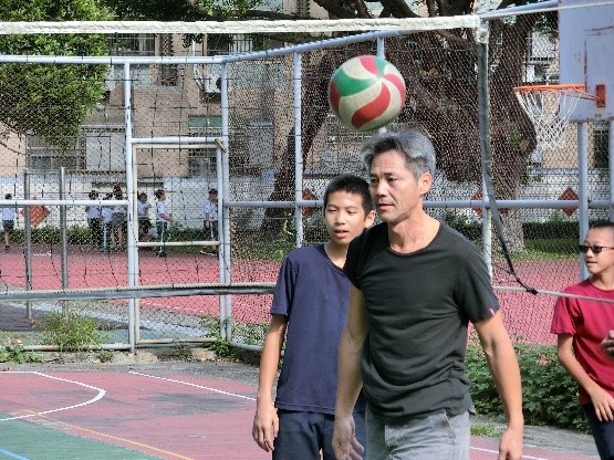 許南海老師指導學生排球（圖片2）