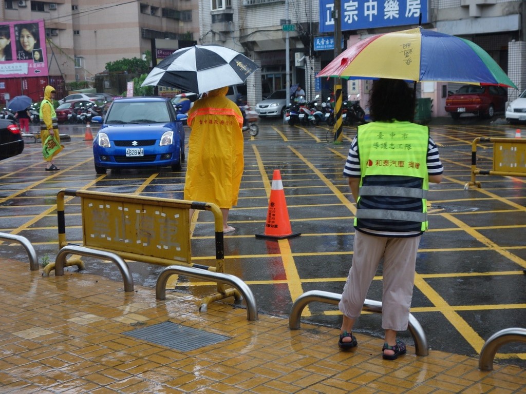 交通服務組志工在雨天辛苦引導學生上下學（圖片1）