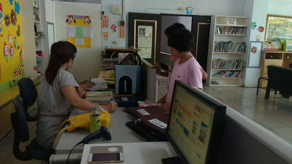 圖書組志工在圖書館熱心協助學生借還書籍（圖片5）