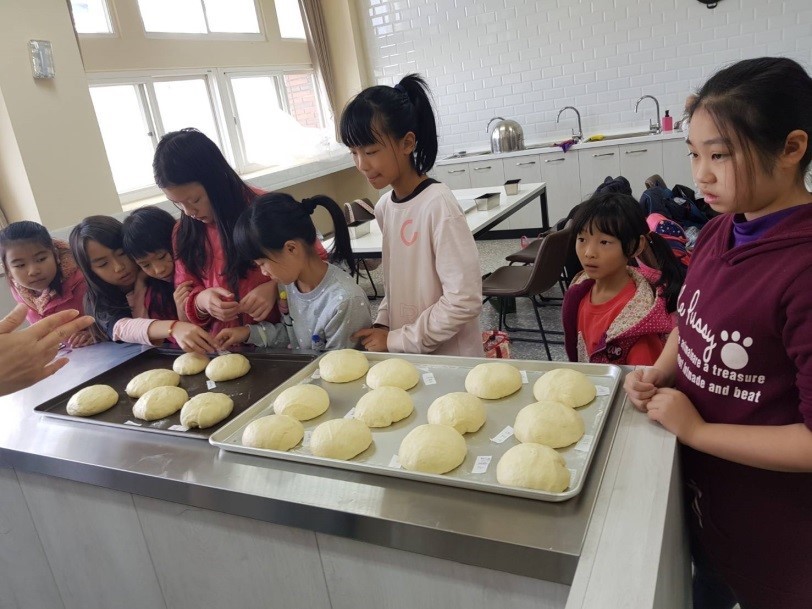 學生動手做麵包（圖片1）