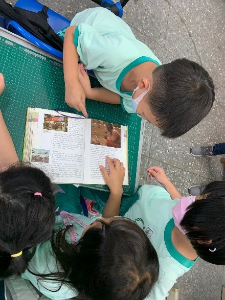 學生們一起閱讀一本書（圖片1）