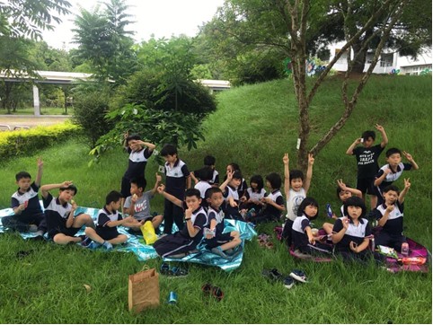 孩子們在校園中的草皮上課、野餐（圖片7）