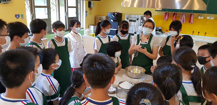 西寧國小與清水國中職業試探中心合作，每位西寧六年級畢業生皆親自手作烘焙（圖片1）