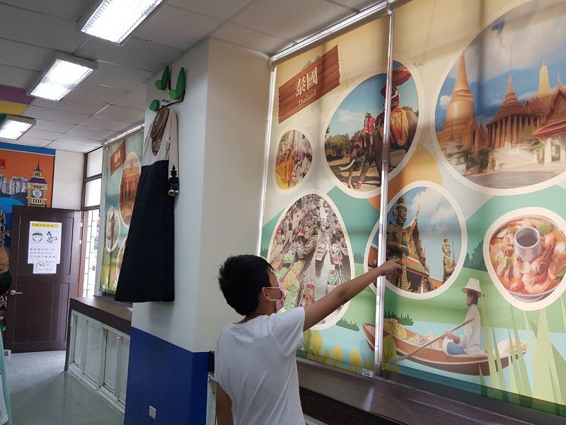 窗簾上鉅細靡遺地呈現出柬埔寨、越南、泰國、印尼及菲律賓的民俗特色，吸引師生駐足觀賞（圖片2）
