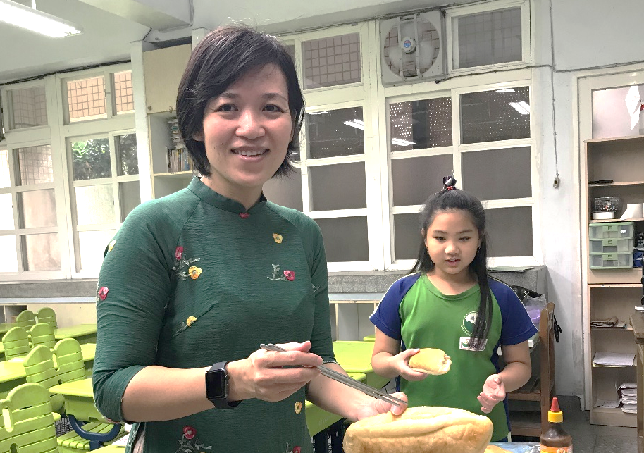 曾金釵老師指導學生製作越南料理（圖片1）