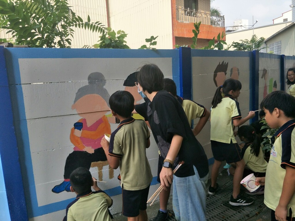 僑忠學生彩繪社區圍牆(二)（圖片3）