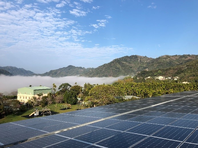 學校位在大甲溪畔，空間開闊、無山林遮蔽且日照時間長，大大提升太陽能板發電的效能（圖片2）