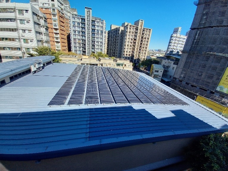設置在校舍屋頂的太陽光電發電系統，每年可發電297KWP，不但節能減碳，更為學校創造額外收入（圖片3）
