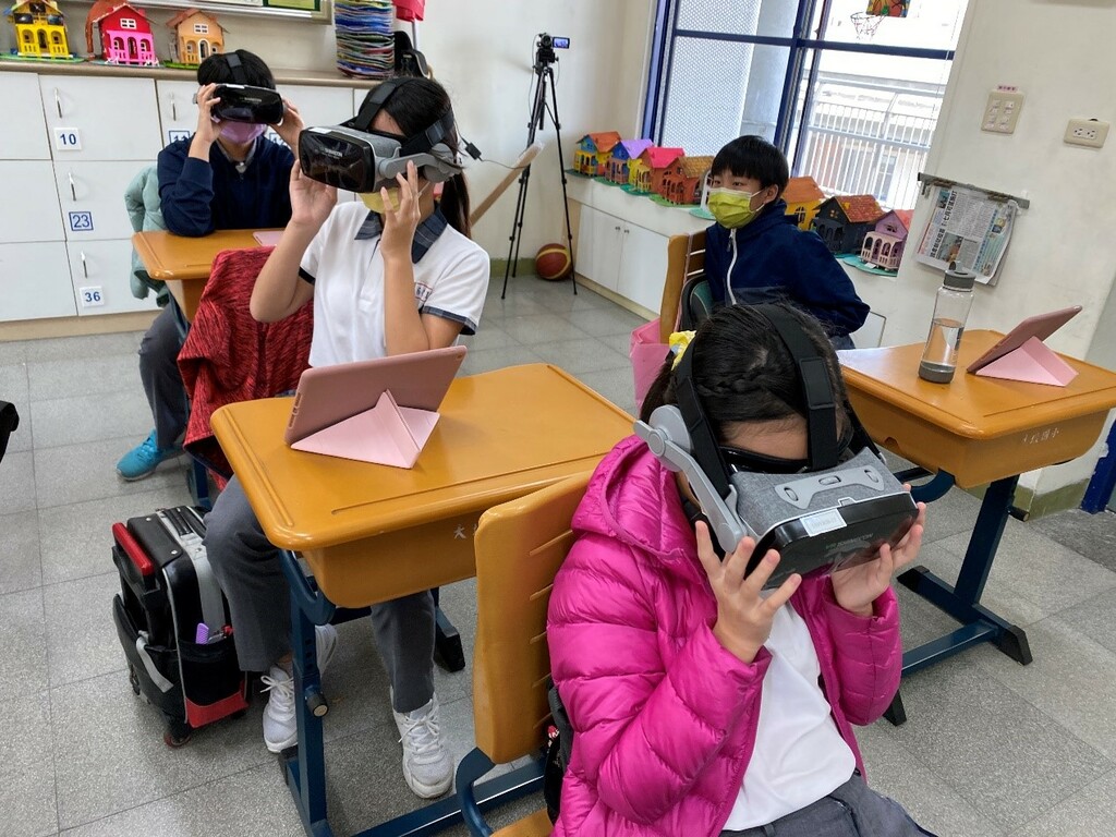 用Google Expeditions及VR眼鏡帶領學生虛擬實境遨遊萬和宮（圖片2）