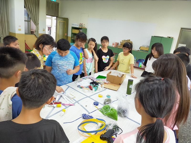 老師帶著學生製作槺榔社區地圖