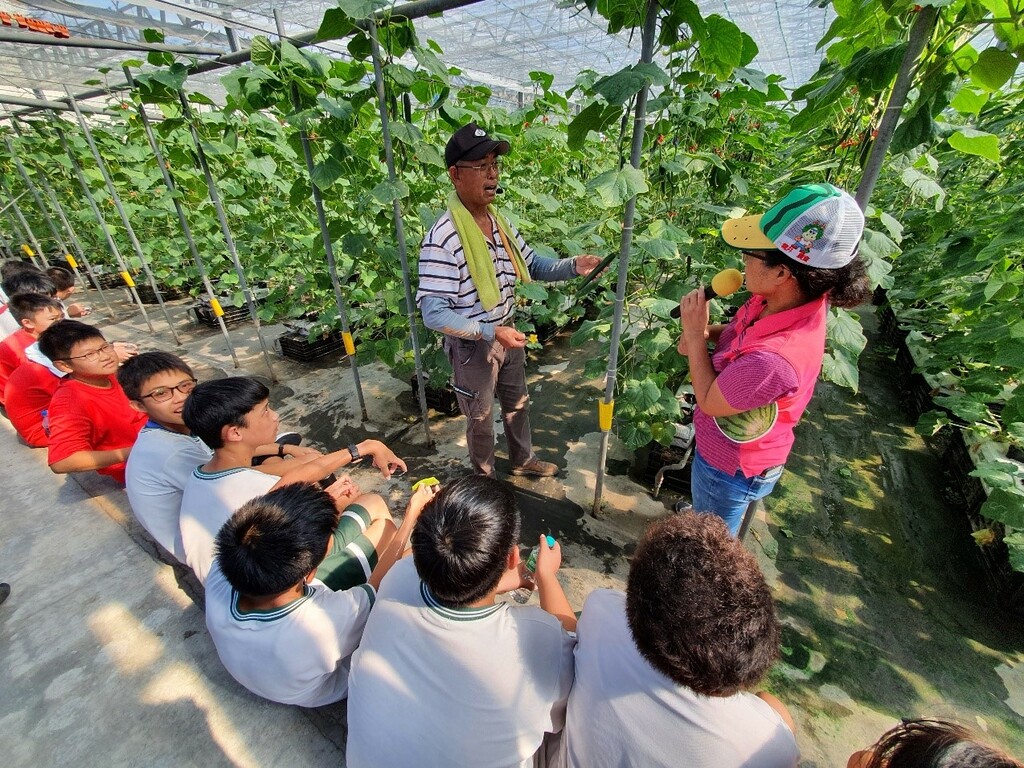 校本課程「龍是為著你」安排學生至343吉園農場參訪溫室小黃瓜種植環境（圖片1）