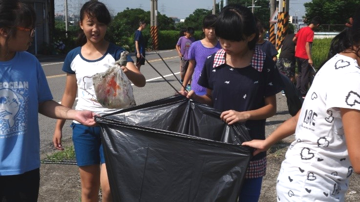 學生淨山沿途撿拾路旁垃圾（圖片2）