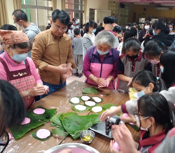 志工協助指導紅龜粿製作（圖片2）