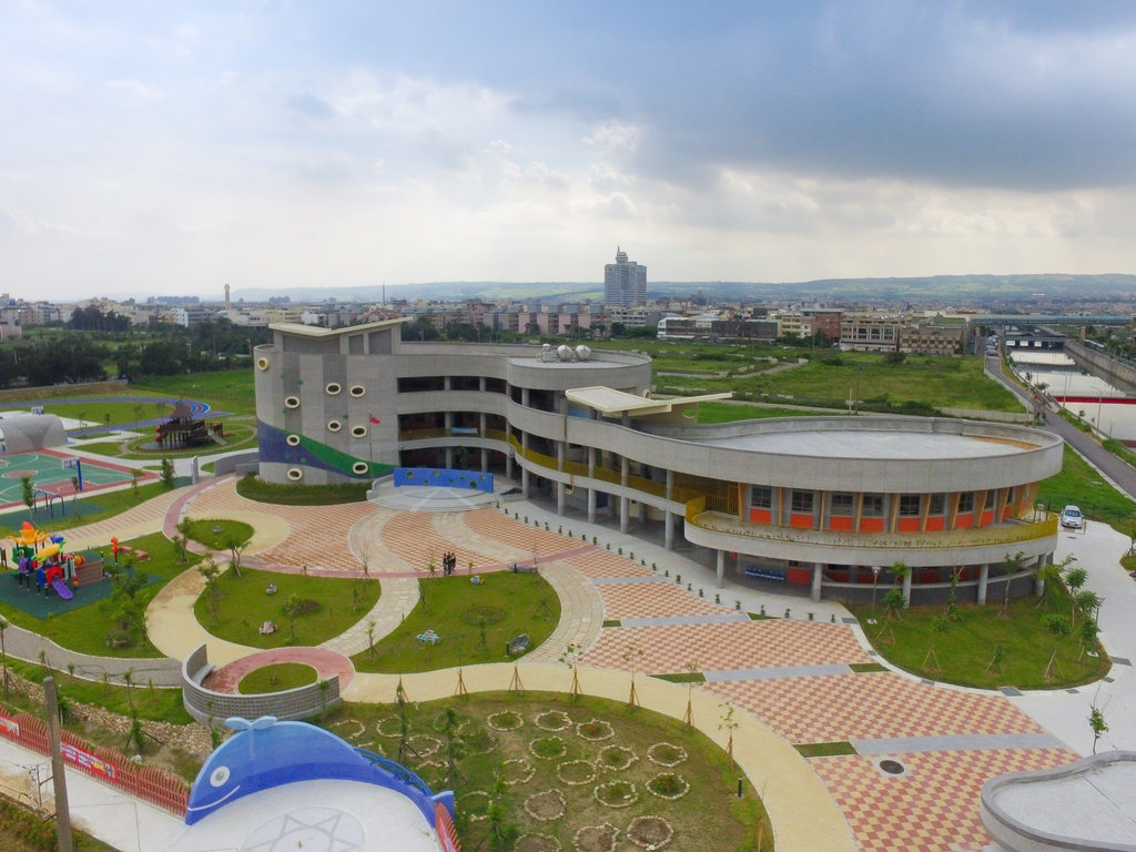 梧南國小校舍建築呈現兩隻海豚環抱的圓融造型（圖片1）