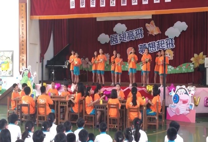 杯子樂團與學校的合唱團攜手登台演出