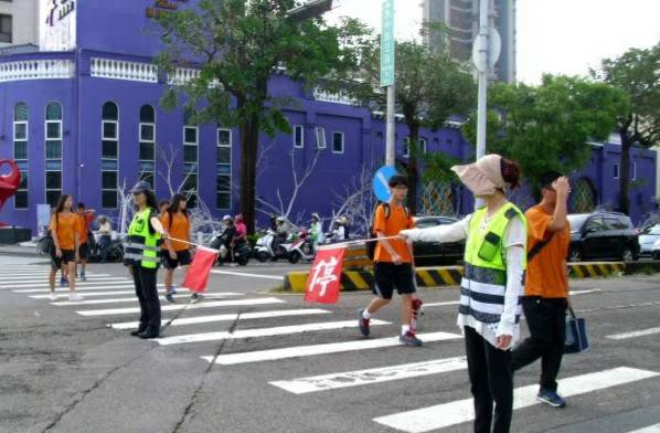 交通志工協助學生過馬路（圖片2）