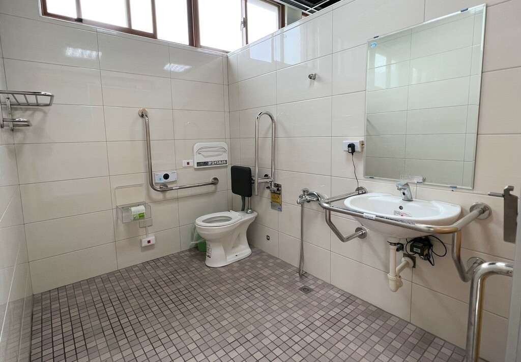 寬敞且符合通用設計之無障礙廁所