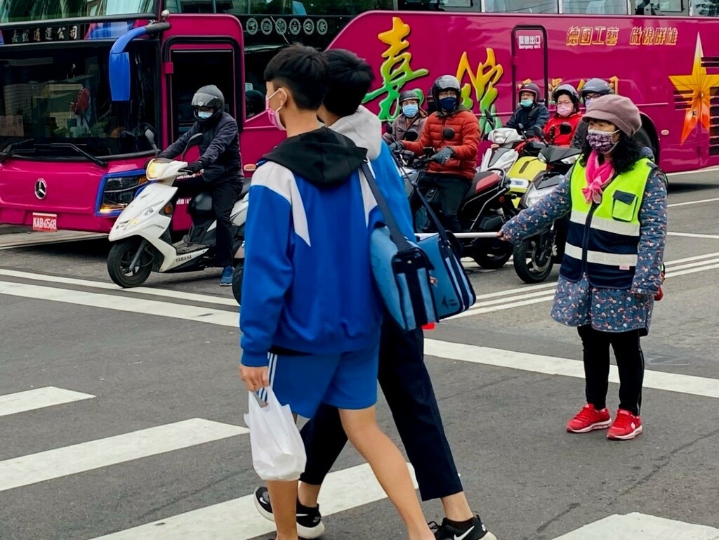 吳寶鳳志工引導學生過馬路（圖片2）