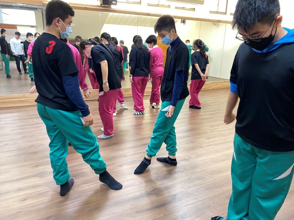 學生練習芭蕾舞基本動作（圖片2）