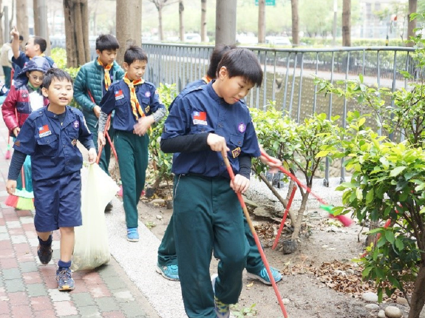 孩子在遊戲中完成淨溪活動貢獻心力服務社區
