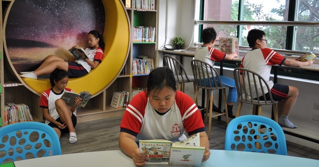 學生在圖書室裡享受閱讀的樂趣（圖片1）