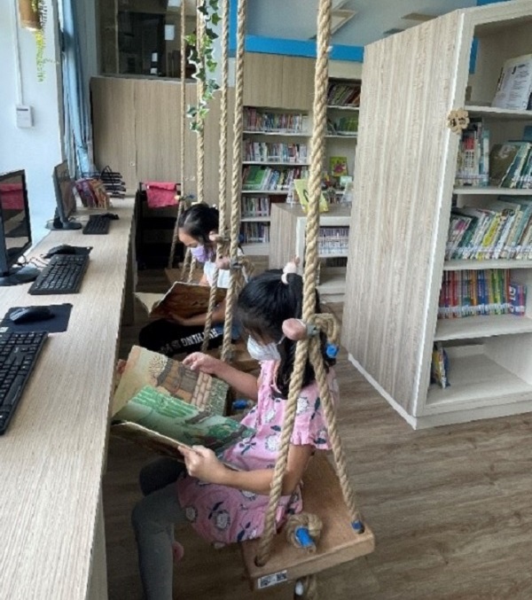 擺盪吧！這是專門為兒童打造的閱讀空間。（圖片2）