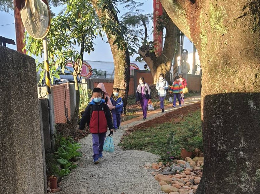 志工隊與家長會合力設置步道讓學生方便行走（圖片3）