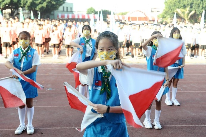 從童軍實踐中看見學子的自信飛揚－童軍女團於道中60校慶進行旗舞表演（圖片1）