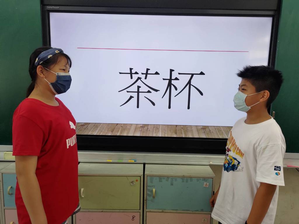 學生兩人一組進行台語搶答遊戲（圖片1）