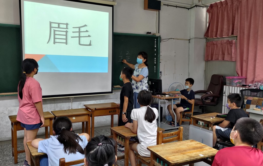 學生兩人一組進行身體部位相關的台語語詞搶答遊戲