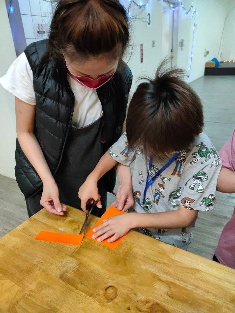 熙鈴老師帶著孩子參加戲劇營學習社會互動技巧（圖片2）