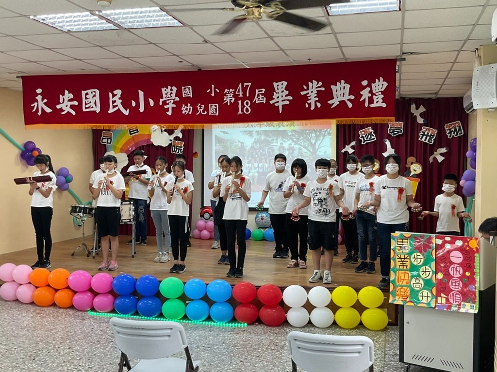 塗佳儒主任指導的兒童樂隊於畢業典禮上演出（圖片2）