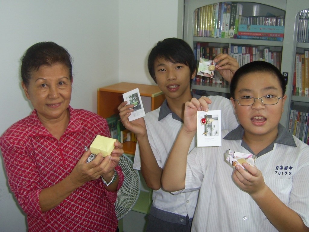 學生致贈卡片及禮物給織雲老師（圖片2）