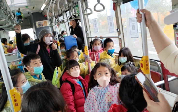 二年級師生坐公車到海港尋寶（圖片3）