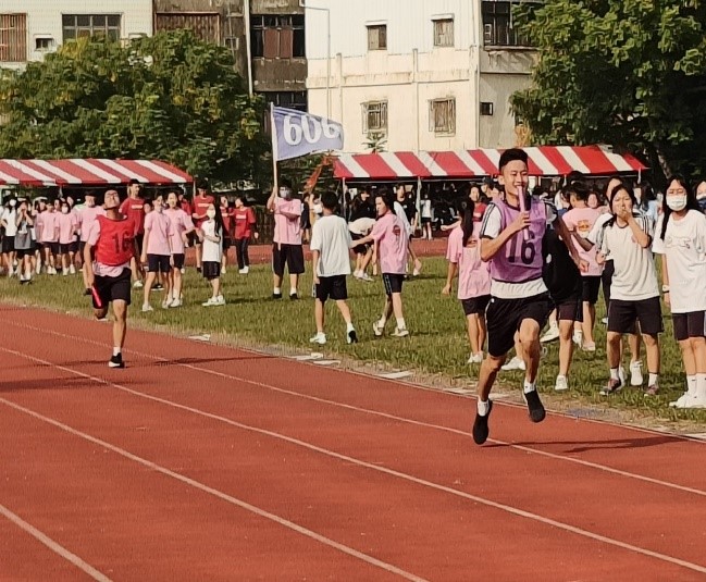 學生在操場奮力跑步，爭取優勝（圖片3）