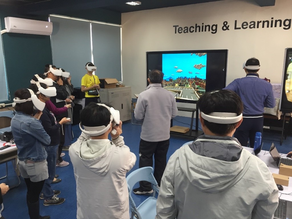運用VR試飛虛擬無人機，寓教於樂。（圖片1）