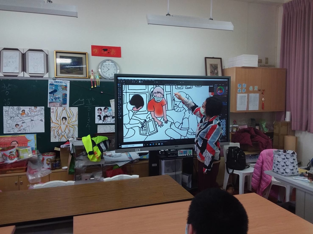 吳婉禎老師運用數位設備指導學生著色技巧（圖片1）