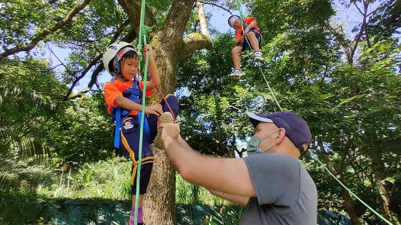 Peter用英語帶孩子進行攀樹活動