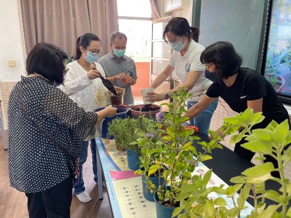 食農教育教師專業學習社群認識香草植物（圖片4）
